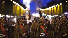 Tentara India berbaris di jalan Champs Elysees saat latihan parade Hari Bastille di Paris, Prancis, Senin, 10 Juli 2023. (AP Photo/Christophe Ena)