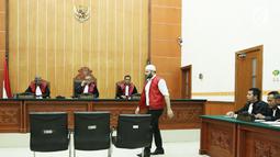 Pedangdut Ridho Rhoma saat menjalani sidang perdana di Pengadilan Negeri Jakarta Barat, Selasa (4/7). Ridho Rhoma menjalani sidang perdana kasus narkoba dengan agenda mendengarkan pembacaan surat dakwaan dari JPU. (Liputan6.com/Herman Zakharia)