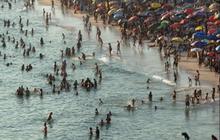 FOTO: Potret Kepadatan Pantai Rio de Janeiro yang Diserbu Warga di Tengah Gelombang Panas, Suhu 60 Derajat Celcius Sempat Melanda Brasil