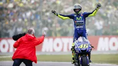 Pebalap Movistar Yamaha, Valentino Rossi, merayakan keberhasilannya menjadi yang tercepat pada MotoGP Belanda di Sirkuit Assen, Assen, Minggu (25/6/2017). Riders asal Italia itu memiliki catatan waktu 41 menit 41,149 detik. (AFP/Vincent Jannink) 