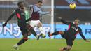 Penyerang West Ham United, Jarrod Bowen berebut bola dengan pemain Liverpool Georginio Wijnaldum dan Thiago pada lanjutan pekan ke-21 Liga Inggris 2020/2021 di London Stadium, Minggu (31/1/2021) malam WIB. West Ham dipaksa bertekuk lutut oleh Liverpool dengan skor 1-3. (Clive Rose/Pool via AP)
