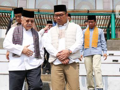 Bakal calon gubernur Jakarta Ridwan Kamil (RK) berbincang dengan mantan Gubernur Jakarta Fauzi Bowo (Foke) saat mengujungi Museum Betawi di Perkampungan Budaya Betawi Setu Babakan, Jakarta, Rabu (4/9/2024). (Liputan6.com/Herman Zakharia)