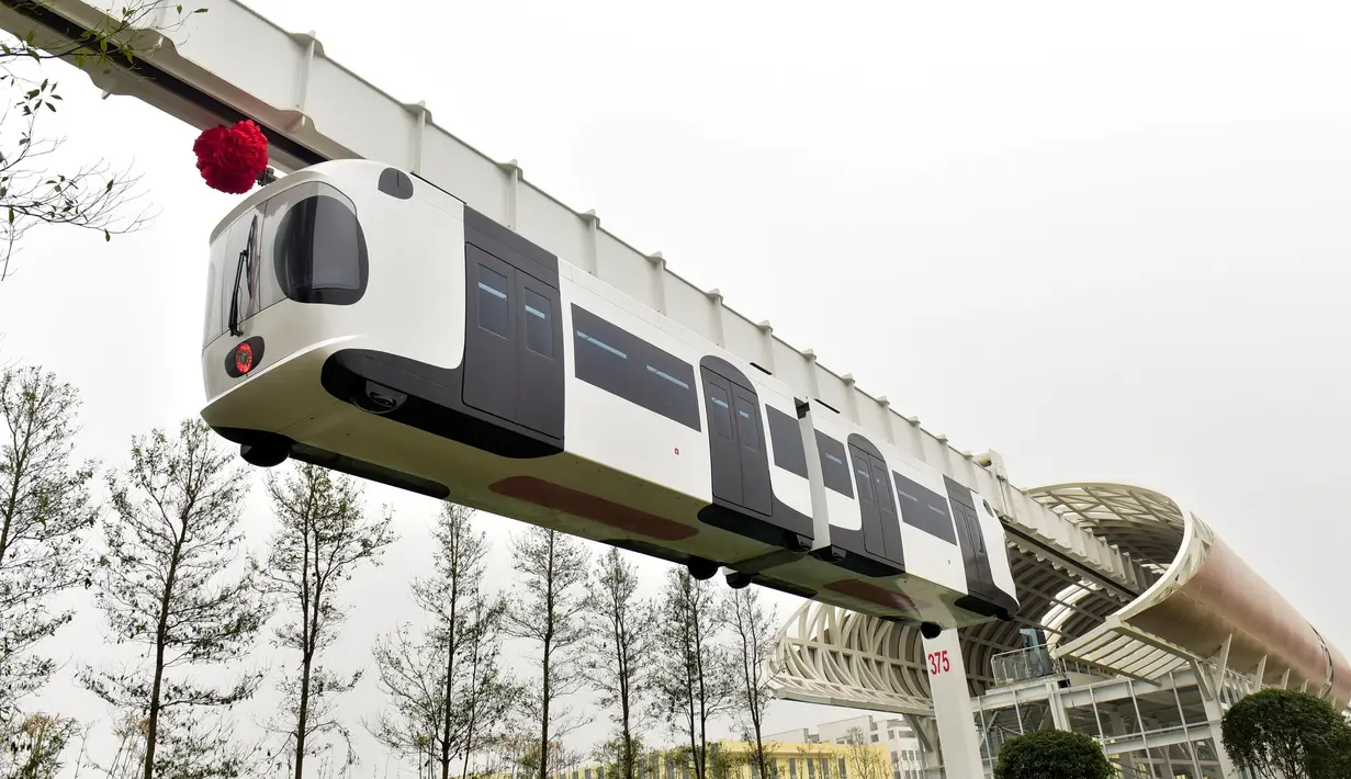 Kereta api suspensi energi baru yang menyerupai panda raksasa sedang menjalani tes uji di Chengdu, Provinsi Sichuan, Tiongkok, Senin (21/11).(REUTERS/ China Daily)