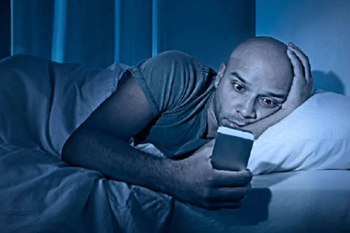 Ilustrasi main ponsel sebelum tidur (iStock)