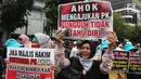 Momen saat massa yang tergabung dalam Aliansi Pergerakan Islam (API) melakukan aksi di depan PN Jakarta Utara, Senin (26/2). Mereka menolak peninjauan Kembali (PK) yang diajukan oleh Basuki Tjahaja Purnama atau Ahok. (Liputan6.com/Arya Manggala)