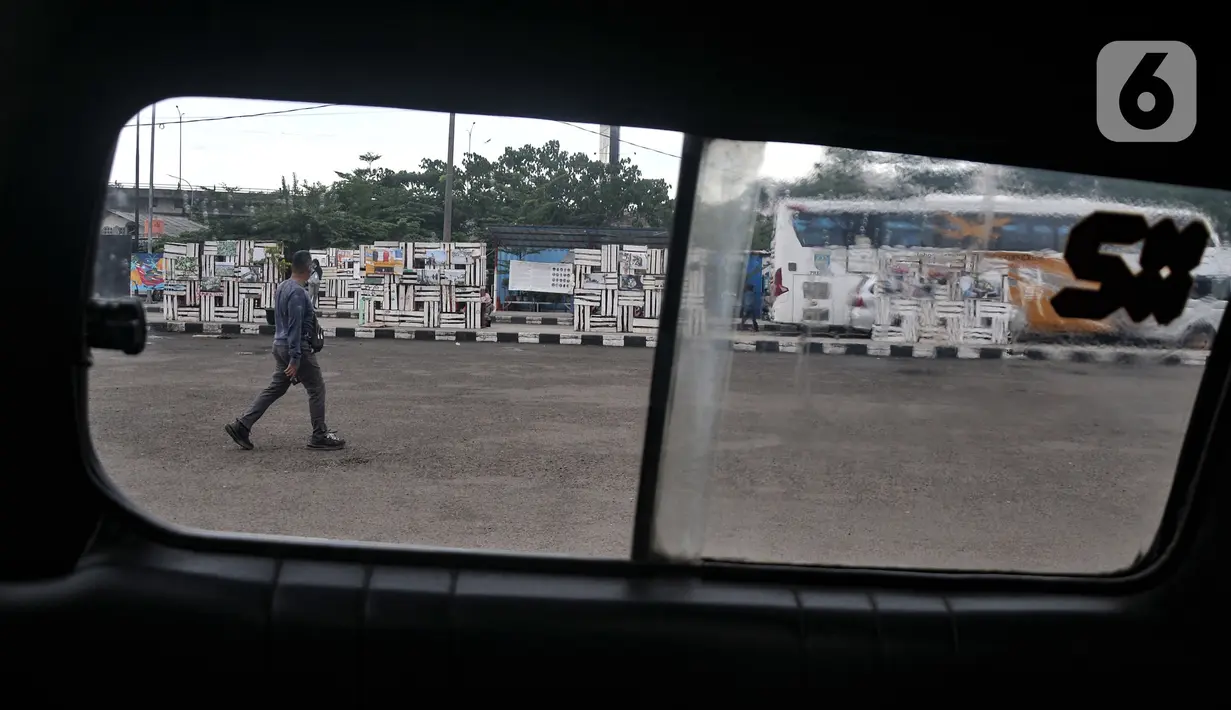 Karya foto yang ditampilkan dalam pameran Lensa Anak Terminal terlihat dari jendela angkutan umum di Terminal Depok Baru, Jawa Barat, Minggu (12/12/2021). Pameran yang menghadirkan 38 foto karya 30 peserta tersebut berlangsung hingga 19 Desember mendatang. (merdeka.com/Iqbal S Nugroho)