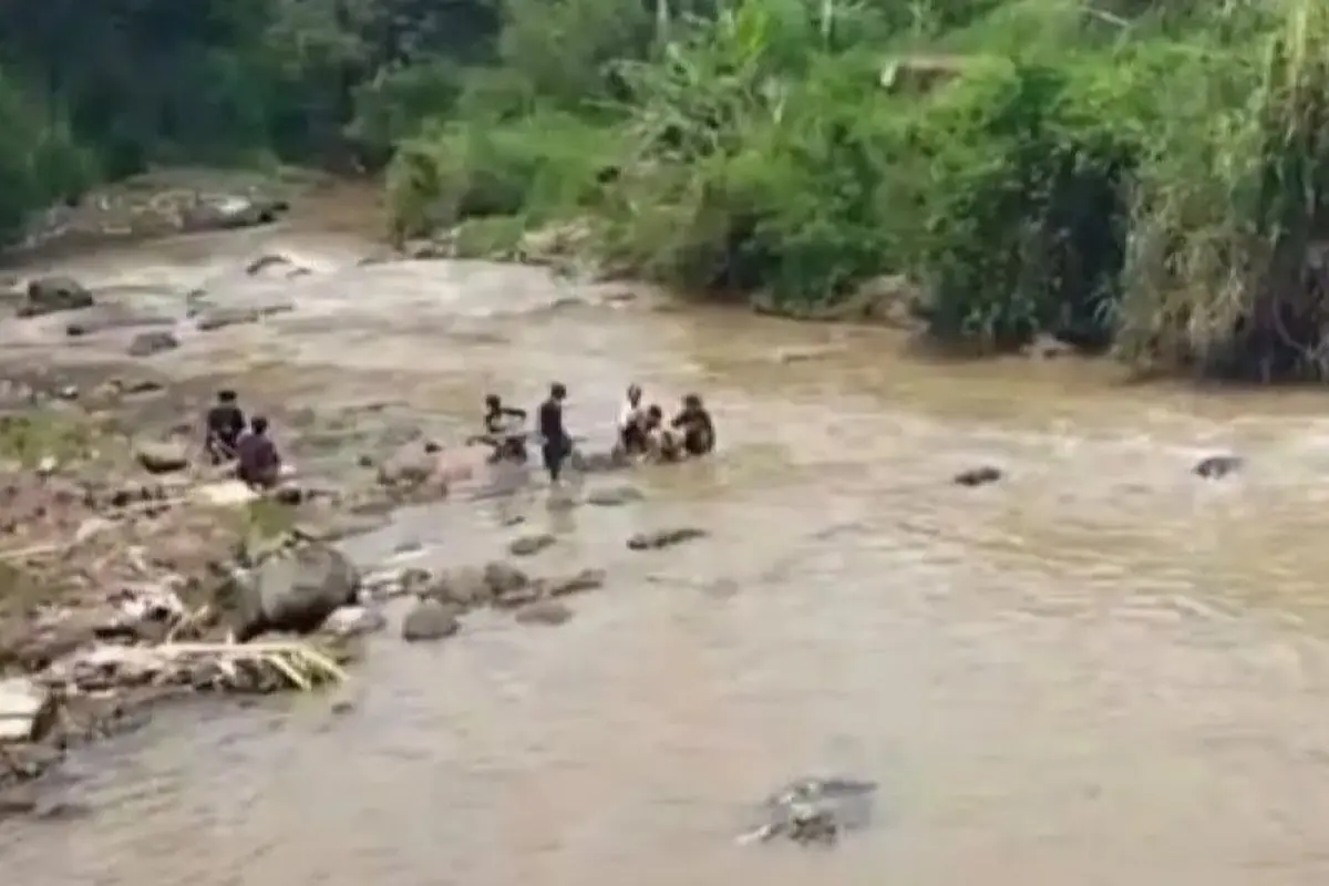 Berenang Bersama Teman, Bocah 9 Tahun di Cianjur Hilang Terseret Arus Sungai Ciharashas