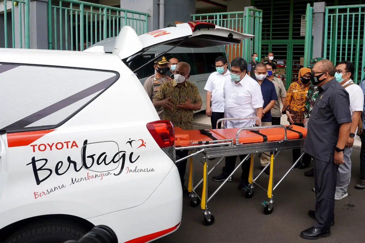 Toyota Indonesia mendonasikan satu unit Kijang Innova ambulans dan 3.000 face mask kepada Pemerintah Kota (Pemkot) Bekasi.