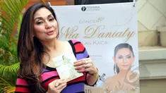 Penyanyi senior Nia Daniati saat ditemui pada acara konferensi pers persiapan konser Gelas Gelas Kaca di Jakarta, Jumat (20/3/2015). Konser tunggal Nia Daniati akan digelar di Balai Sarbini pada 2 Mei mendatang. (Liputan6.com/Panji Diksana)