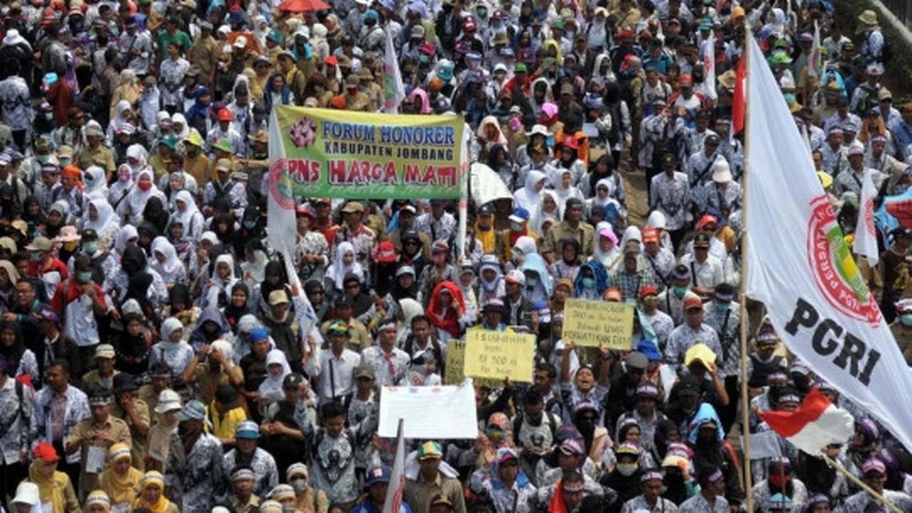 Tuntut jadi PNS, ribuan guru honorer banjiri Gedung DPR