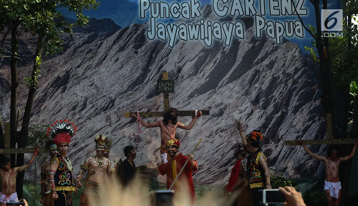 Visualisasi jalan salib di gereja ST. Fransiskus Asisi Paroki Tebet, Jakarta,Jumat (19/4).  Visualisasi tersebut diadakan untuk menambah keimanan umat Katolik yang mengikuti ibadah Jumat Agung dalam rangkaian peringatan Paskah. (merdeka.com/Imam Buhori)