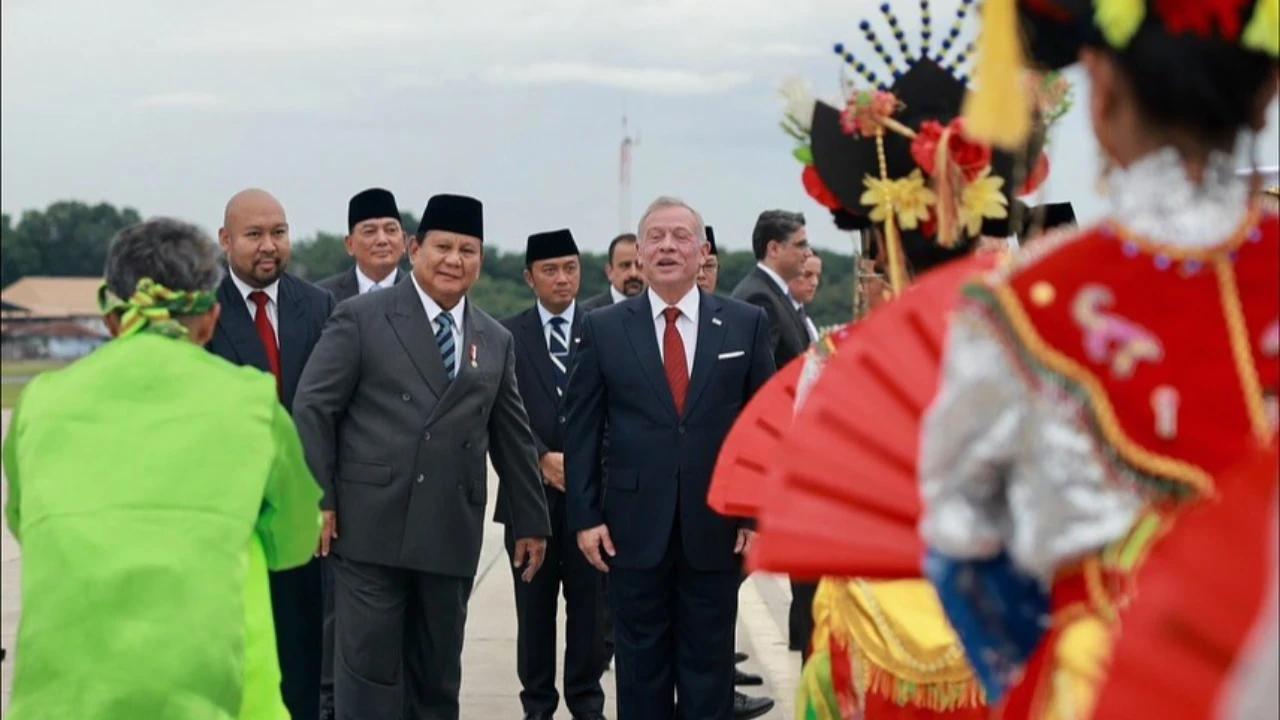 VIDEO: Momen Raja Yordania Dekat Prabowo Tunjuk-Tunjuk Bos Danantara, Teddy Sigap Hormat