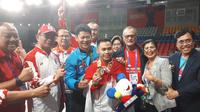 Ketua Komite Olimpiade Indonesia (KOI), Raja Sapta Oktohari (jaket biru), merayakan keberhasilan Eko Yuli Irawan meraih medali emas SEA Games 2019 dari cabang angkat besi, di Ninoy Aquino Stadium, Senin (2/12/2019). (dok. KOI)