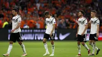 Para pemain timnas Jerman tertunduk lesu setelah kalah 0-3 dari timnas Belanda dalam laga lanjutan Grup 1 UEFA Nations League 2018, di Johan Cruijff Arena, Minggu (14/10/2018) dini hari WIB. (AP Photo/Peter Dejong)