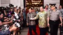 Wakil Presiden Jusuf Kalla (kiri) bersama Menteri Desa, Pembangunan Daerah Tertinggal dan Transmigrasi Marwan Jafar (tengah) saat Rapat Koordinasi Nasional (Rakornas) di Jakarta, (22/2). (Sigit Purwanto/Humas Kemendes PDTT)