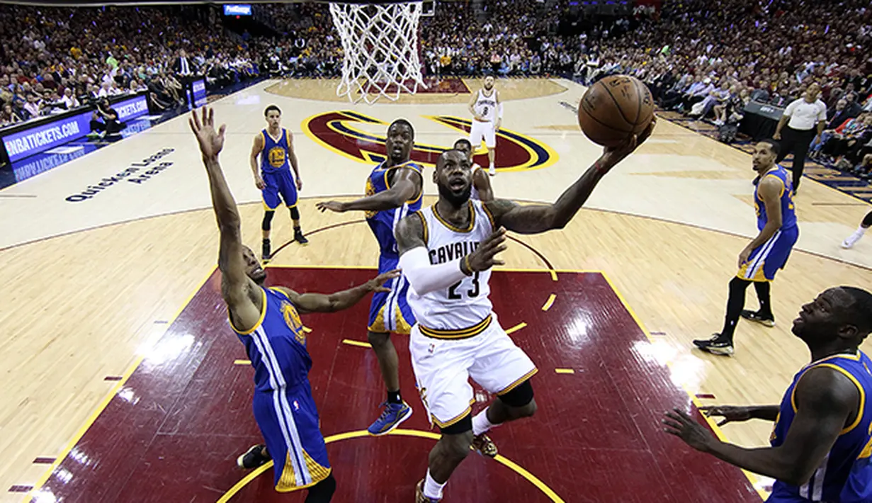 Aksi lay-up LeBron James di final NBA 2015 gim keenam melawan Golden State Warriors. (Ezra Shaw via AP)