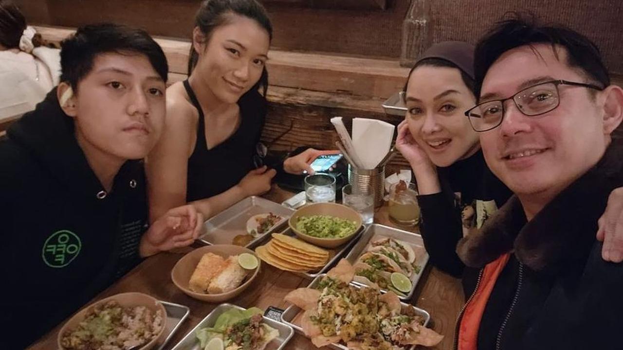 Komunikasi Via Video Call Dengan Sang Suami