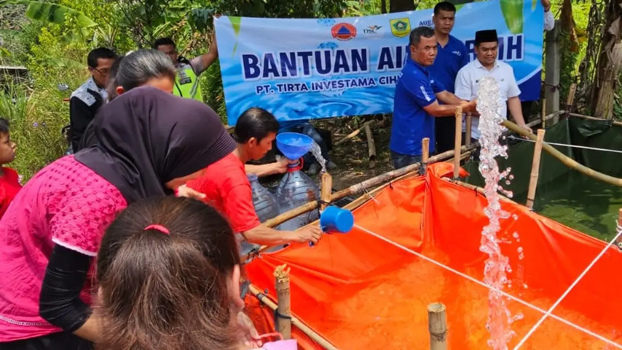 Danone AQUA bantu pasokan air bersih ke warga kekeringan di Bogor. (Istimewa)