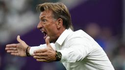 Pelatih asal Prancis berusia 54 tahun ini tak segan berteriak lantang mengingatkan para pemainnya jika instruksinya tak dijalankan sesuai rencana di atas lapangan. (AP/Manu Fernandez)