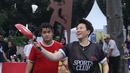 Vidio Sports Festival hari pertama resmi digelar di Plaza Timur Senayan, Jakarta, pada Sabtu (18/10/2025). Liliyana Natsir bermain bulutangkis memakai teflon dan raket nyamuk. (Bola.com/M Iqbal Ichsan)