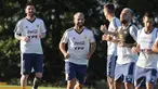Para pemain Argentina melakukan pemanasan selama sesi latihan di pusat pelatihan Cruzeiro di Belo Horizonte, Brasil (1/7/2019). Argentina dan Brasil akan bertanding pada semifinal Copa America 2019. (AP Photo/Ricardo Mazalan)