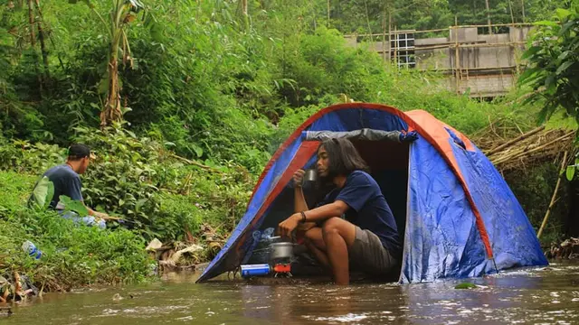 7 Potret Absurd Orang Saat Kemah Ini Bikin Geleng Kepala