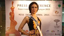 Puteri Indonesia Lingkungan 2015, Chintya Fabyola menunjukan salah satu kostum untuk dipakai di ajang Miss International 2015, Jakarta, Kamis (8/10/2015). Miss International 2015 akan diselengarakan di Tokyo pada 16 Oktober. (Liputan6.com/Herman Zakharia)