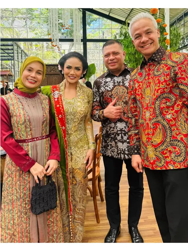 6 Potret Krisdayanti di Pernikahan Nadine Kaiser, Jumpa Ganjar dan Xanana Gusmao