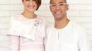 Pasangan yang sudah sepuluh tahun menikah ini jauh dari berita miring. Bahkan, mereka selalu menampilkan kemesraan serta keharmonisan rumah tangga mereka. (Liputan6.com/IG/@marcellsiahaans)
