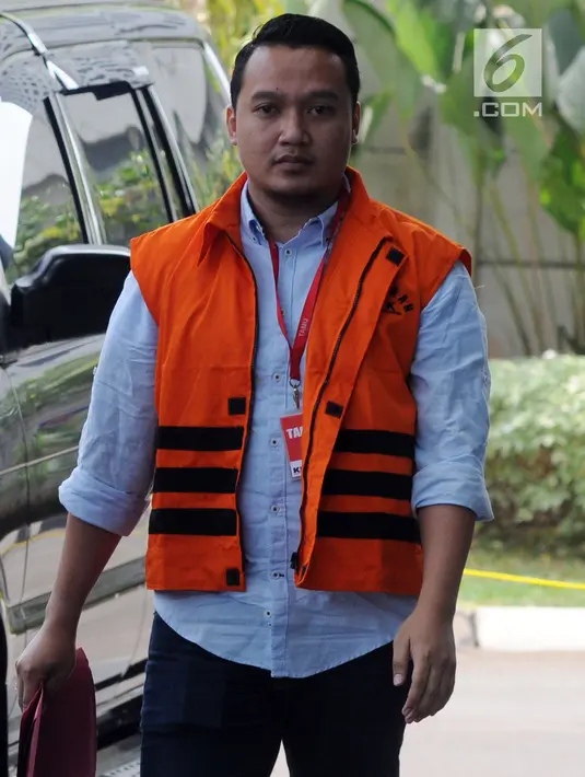 Pemilik CV 9 Naga Gilang Ramadhan berjalan untuk menjalani pemeriksaan perdana di gedung KPK, Jakarta, Jumat (10/8). Gilang diperiksa sebagai tersangka terkait melakukan suap proyek infrastruktur di kawasan Lampung Selatan. (Merdeka.com/Dwi Narwoko)