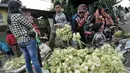 Warga membeli kulit ketupat untuk bahan membuat ketupat yang menjadi makanan khas di Hari Raya Idul Fitri, Jakarta, Senin (4/7). Jelang Hari Raya Idul Fitri, pedagang kulit ketupat mulai kebajiran pembeli. (Liputan6.com/Yoppy Renato)