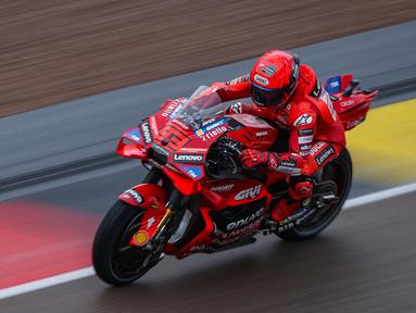 Pembalap MotoGP asal Spanyol dari Ducati Lenovo Team, Marc Marquez saat sesi latihan Grand Prix motor MotoGP Jerman di di Sirkuit Sachsenring, Hohenstein-Ernstthal, Chemnitz, Jerman, 12 Juli 2025. (Ronny Hartmann/AFP)
