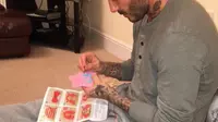 Intip Momen David Beckham Menjahit Baju Boneka untuk Harper