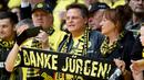 Suporter Borussia Dortmund membentangkan spanduk 'Danke Jurgen'. (PATRIK STOLLARZ/AFP)