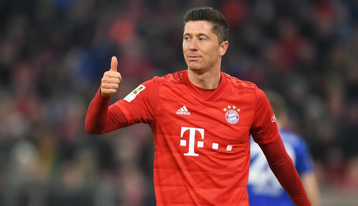 Robert Lewandowski (Bayern Munchen) - Striker asal Polandia ini telah menorehkan 25 gol dari 23 pertandingannya bersama Bayern Munchen di kompetisi Bundesliga 2019/20. (AFP/Christof Stache)