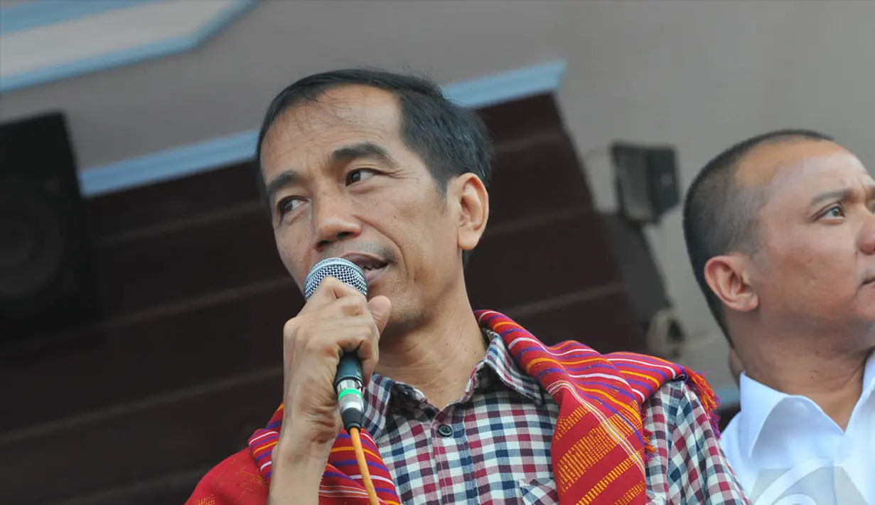 Capres Jokowi menyambangi lokasi pengungsian warga terdampak erupsi Gunung Sinabung, Sumatra utara, Selasa (10/6/2014) (Liputan6.com/Herman Zakharia)