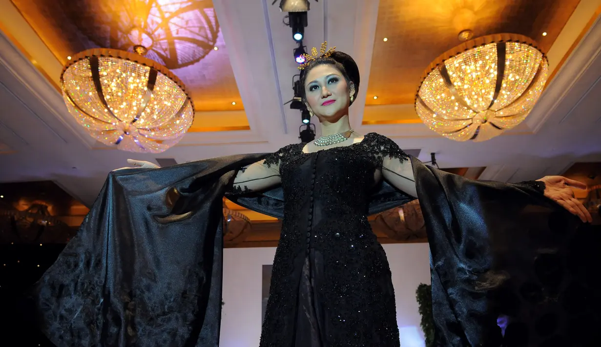 Seorang model mengenakan sebuah kebaya gaun warna hitam (Liputan6.com/Faisal R Syam)