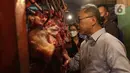 Menteri Perdagangan Zulkifli Hasan meninjau harga daging di Pasar Cibubur, Jakarta, Kamis (16/6/2022). Kunjungan tersebut dilakukan untuk melihat dan memantau langsung harga bahan pokok guna memastikan harga stabil menjelang Hari Raya Idul Adha 1443 Hijriah. (Liputan6.com/Herman Zakharia)