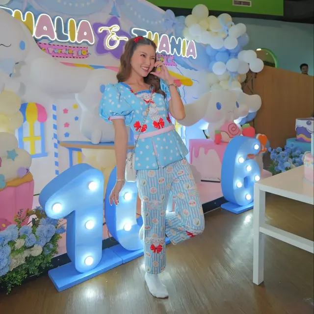 Gaya Kompak Sarwendah dan Ruben Onsu Rayakan Ulang Tahun Kedua Putrinya dengan Busana Custom