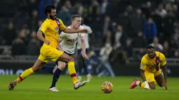 Pemain Crystal Palace James Tomkins (kiri) mencoba menjegal pemain Tottenham Hotspur Oliver Skipp pada pertandingan sepak bola Liga Inggris di White Hart Lane, London, Inggris, Minggu (26/12/2021). Tottenham Hotspur menang 3-0. (AP Photo/Alastair Grant)