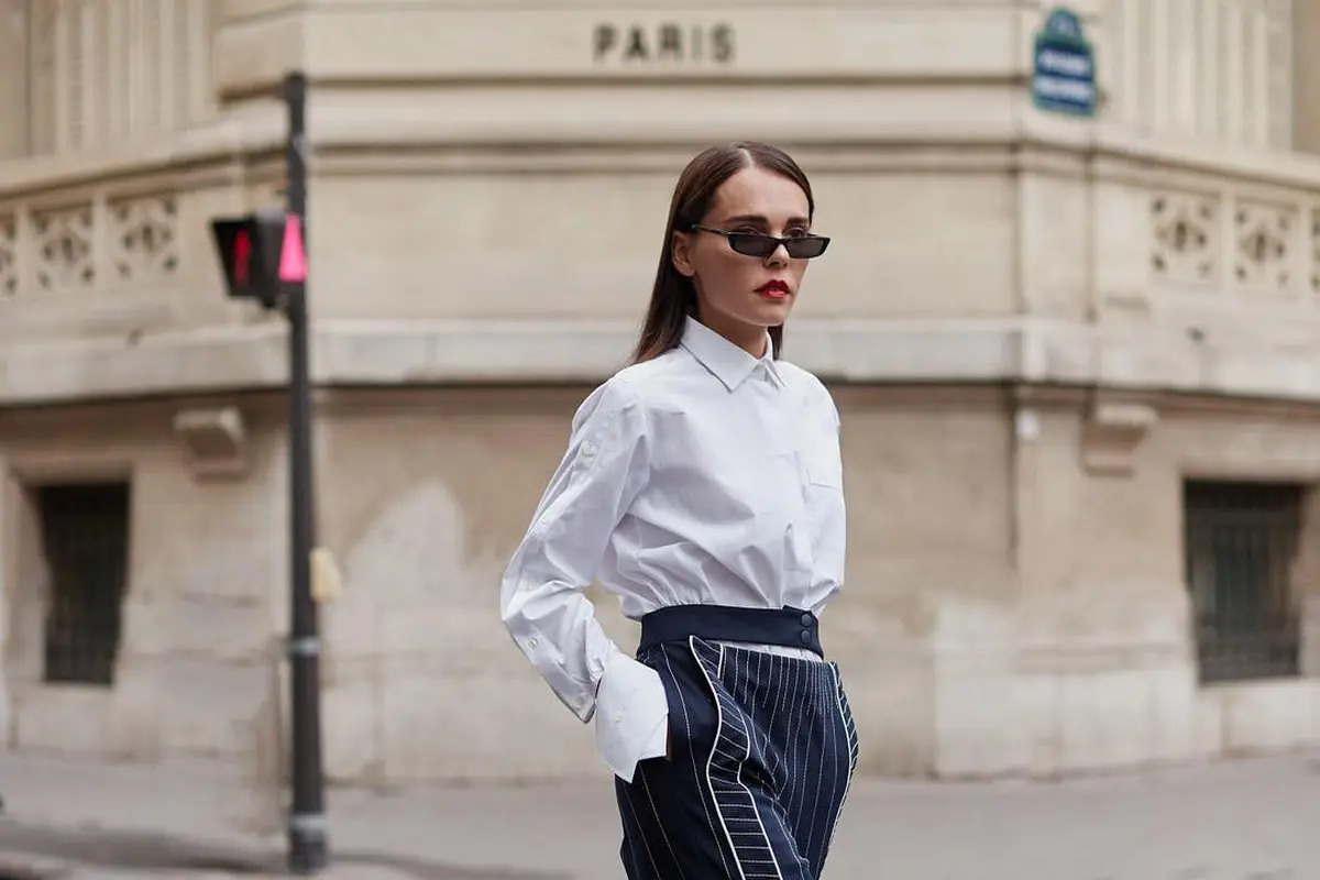 Outfit monokrom untuk ke kantor