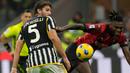 Juventus berhasil menaklukkan AC Milan 1-0 pada laga pekan kesembilan Liga Italia 2023/2024. Gol kemenangan tim tamu dilesakkan Manuel Locatelli. (AP Photo/Luca Bruno)