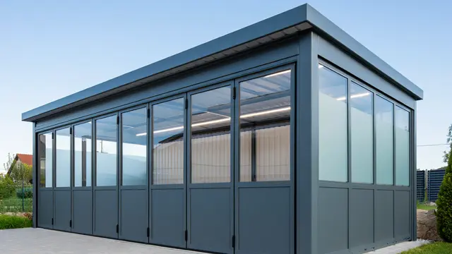 Carport untuk 2 Mobil dengan Pintu Lipat Wide (Foto: Reve Art AI)