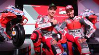 Dua pebalap Ducati, Jorge Lorenzo dan Andrea Dovizioso, berpose di depan wartawan saat peluncuran tim menghadapi MotoGP 2018 di Borgo Panigale, Bologna, Senin (15/1/2018). (Giorgio Benvenuti/ANSA via AP)