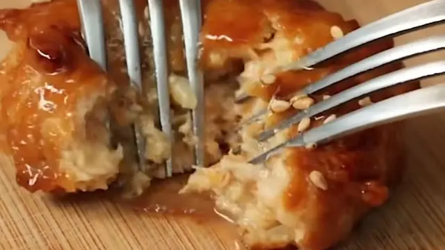 Resep Praktis Chicken Tsukune ala Chef Devina. (Dok: IG @devinahermawan https://www.instagram.com/reel/DL6rXQCveea/?igsh=czV3NW45dHE0ODFl)