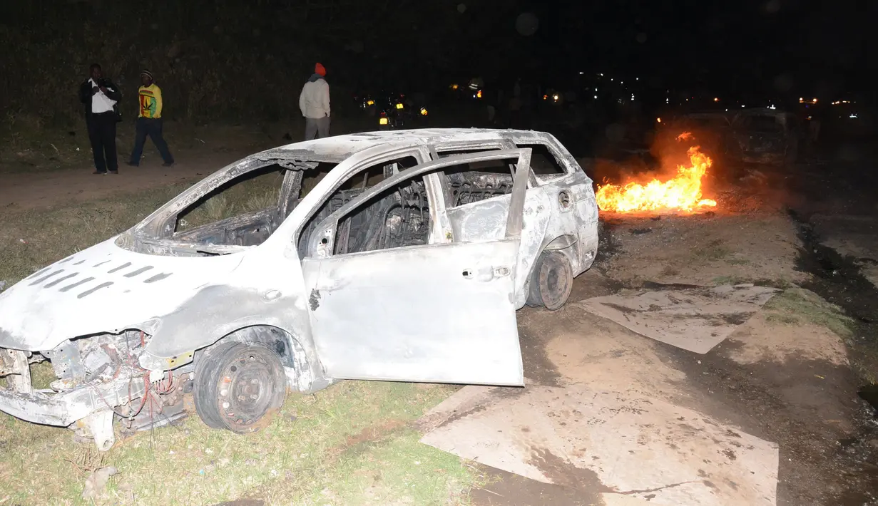 Kondisi salah satu mobil usai terjadi kecelakaan di Kenya, Minggu (11/12). Mobil tangki pembawa gas kimia hilang kendali dan menabrak sejumlah mobil yang menyebabkan 30 orang tewas. (REUTERS / Stringer)