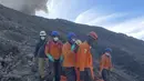 Proses evakuasi dan pencarian para pendaki di Gunung Marapi, Sumatera Barat terhambat erupsi susulan. (BASARNAS via AP)