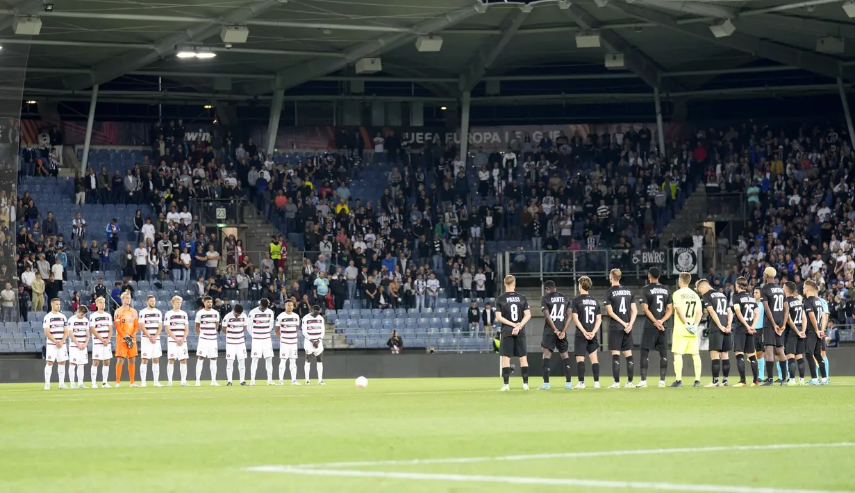 Para pemain mengheningkan cipta untuk mendiang Ratu Elizabeth II sebelum pertandingan sepak bola grup F Liga Europa antara Sturm Graz dan Midtjylland di Graz, Austria, Kamis, 8 September 2022. (AP Photo/Darko Bandic)