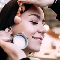 Ilustrasi Penggunaan Makeup Credit: freepik.com