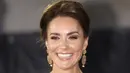 Kate Middleton tiba untuk pemutaran perdana premier film James Bond terbaru, No Time To Die, di London, Selasa (28/9/2021). Kate Middleton melengkapi tampilannya dengan anting emas melingar dari O'nitaa dan nude heels dari Aquaruzza. (Chris Jackson/Pool Photo via AP)